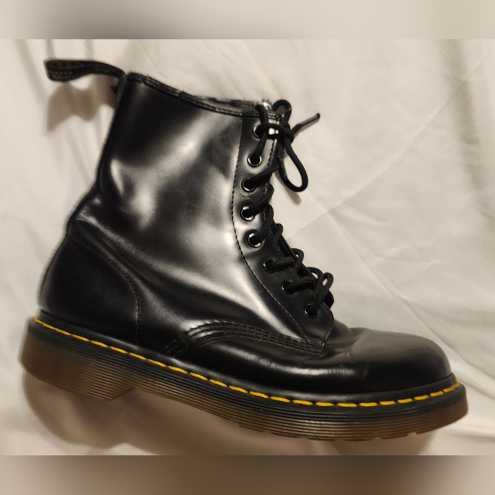 Classic AirWair Dr. Martens 1460 8 -Eye Black Leather Combat Boots Womens SIZE 8